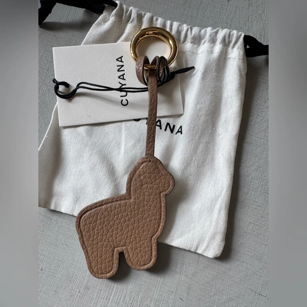 NWT Cuyana Alpaca Keychain in Cappuccino Pebbled Leather